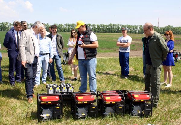 <br />
                                                Дмитрий Песков посетил демонстрационные полеты новейших сельхоздронов на опытном поле Алтайского ГАУ                                            