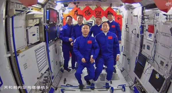 <br />
                                                Экипаж «Шэньчжоу-16» прибыл на космическую станцию «Тяньгун»                                            