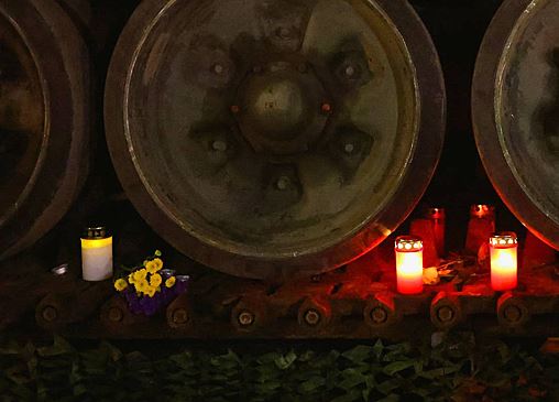 В Амстердаме перед российским танком выложили сердце из цветов