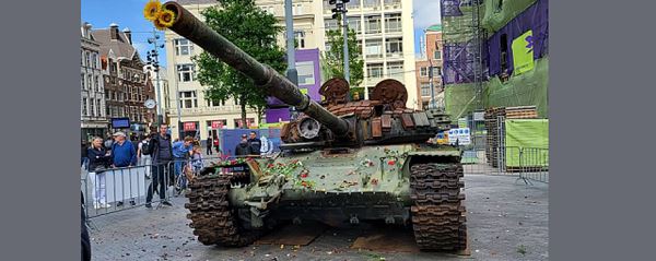 Жители Амстердама осыпали цветами подбитый на Украине российский танк Т-72
