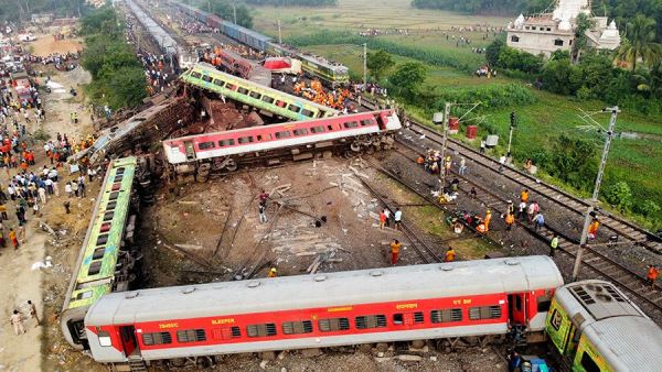 Число погибших при столкновении поездов в Индии увеличилось до 288<br />
