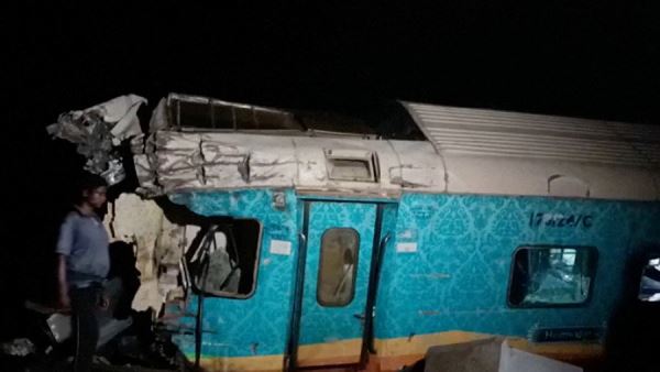 Число погибших при столкновении поездов в Индии возросло до 50<br />
