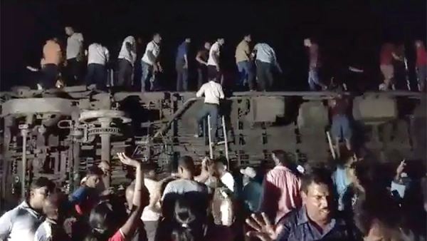 Минимум 300 человек пострадали при столкновении поездов в Индии<br />

