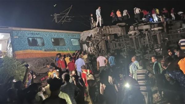 Пассажирский и грузовой поезда столкнулись в Индии<br />
