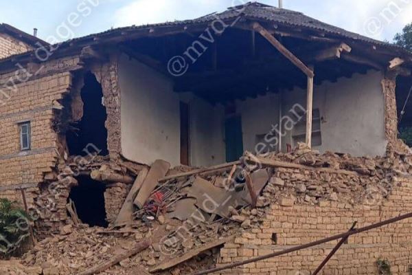 В Дагестане на детей рухнула крыша старого дома 