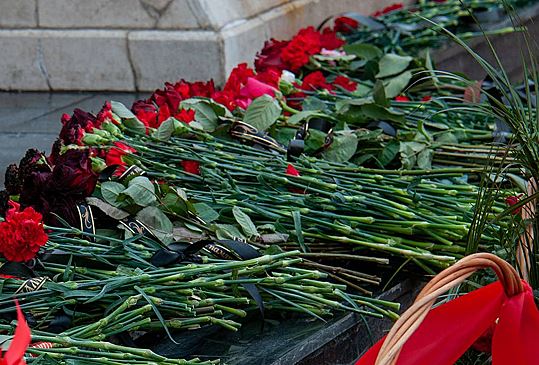 В Амстердаме забросали цветами подбитый на Украине российский танк
