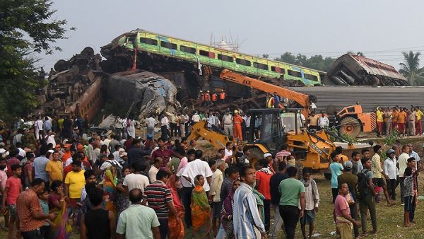 Число погибших при столкновении поездов в Индии достигло 233 человек<br />
