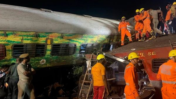 Число погибших при столкновении поездов в Индии превысило 200 человек<br />
